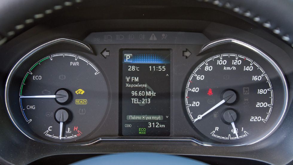 Χαρακτηριστικός πίνακας οργάνων για υβριδικό Toyota και στο Yaris, όπου τη θέση του στροφόμετρου έχει πάρει δείκτης παροχή ενέργειας.
