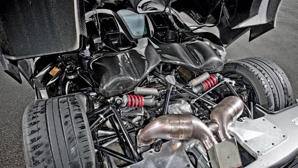 Στην εντυπωσιακή μείωση του βάρους της Koenigsegg Agera RS συμβάλλει και ο αλουμινένιος κινητήρας, ο οποίος ζυγίζει μόλις 189 κιλά παρά το μεγάλο του μέγεθος.