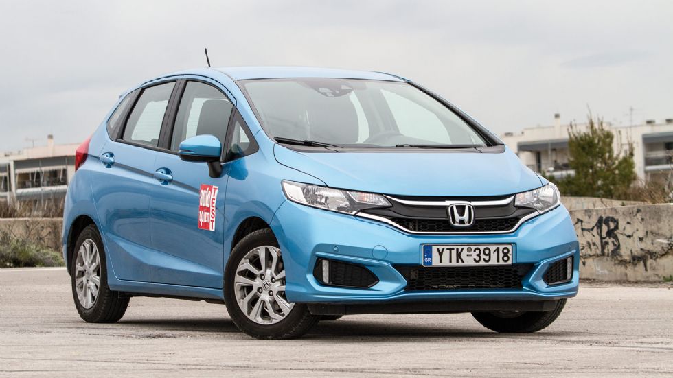 Το Honda Jazz δικαιολογεί απόλυτα τον ενός όγκου χαρακτήρα του προσφέροντας χώρους για τους επιβάτες και το μεγαλύτερο πορτ-μπαγκάζ. 