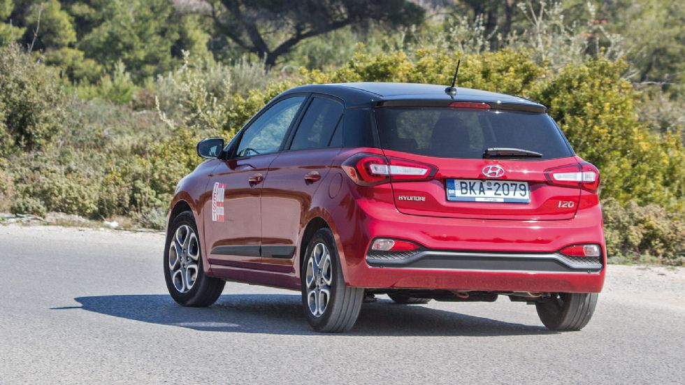 Το Hyundai i20 κυλάει με ησυχία και στρίβει με ασφάλεια.