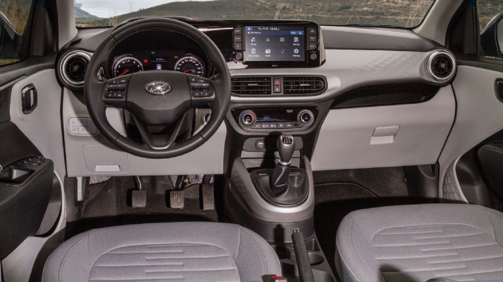 Ευχάριστος είναι ο εσωτερικός διάκοσμος του νέου Hyundai i10 -ιδιαίτερα στις πιο πλούσιες εκδόσεις του- προβάλλοντας πάντα πολύ καλά επίπεδα ποιότητας και συναρμολόγησης.
