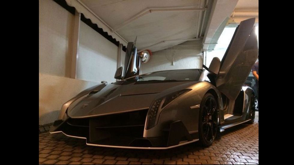 Υπάρχει περίπτωση να αφορά μια Lamborghini Veneno που ήταν στο Hong Kong, αφού εκεί είχε συλληφθεί μια ίδιας απόχρωσης από τον φωτογραφικό φακό.