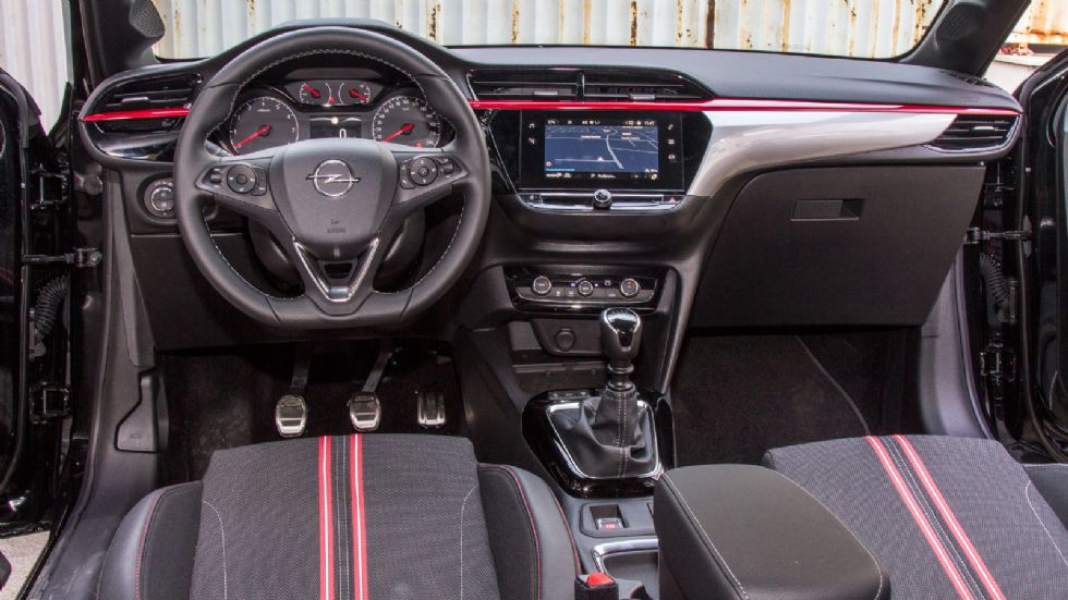 Υψηλό το επίπεδο ποιότητας στο Opel Corsa, με μαλακό υλικό στο πάνω μέρος του ταμπλό και «γεροδεμένη» συναρμολόγηση. Η κεντρική οθόνη έχει μια καλοδεχούμενη κλίση προς τον οδηγό, με την γενικότερη εργ