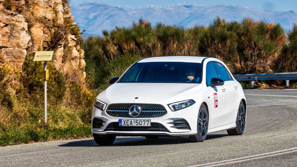 Όπως όλα τα plug-in μοντέλα της Mercedes-Benz, έτσι και η μικρομεσαία Α 250 e ξεχωρίζει για τη μεγάλη της ηλεκτρική αυτονομία που ξεπερνάει τα 70 χιλιόμετρα και μάλιστα με ταχύτητες έως 140 χλμ./ώρα.
