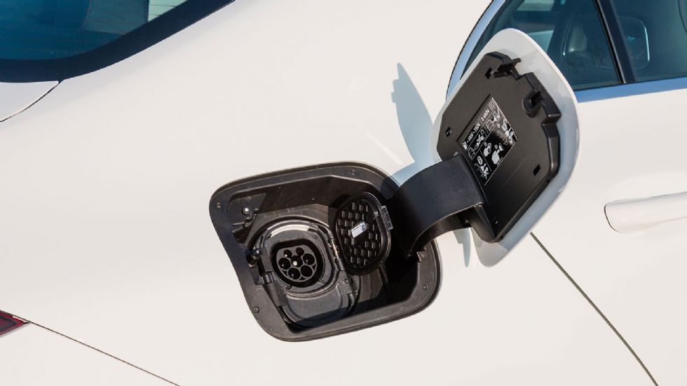 Οικονομία στο φουλ με την Plug-in υβριδική Mercedes CLA 