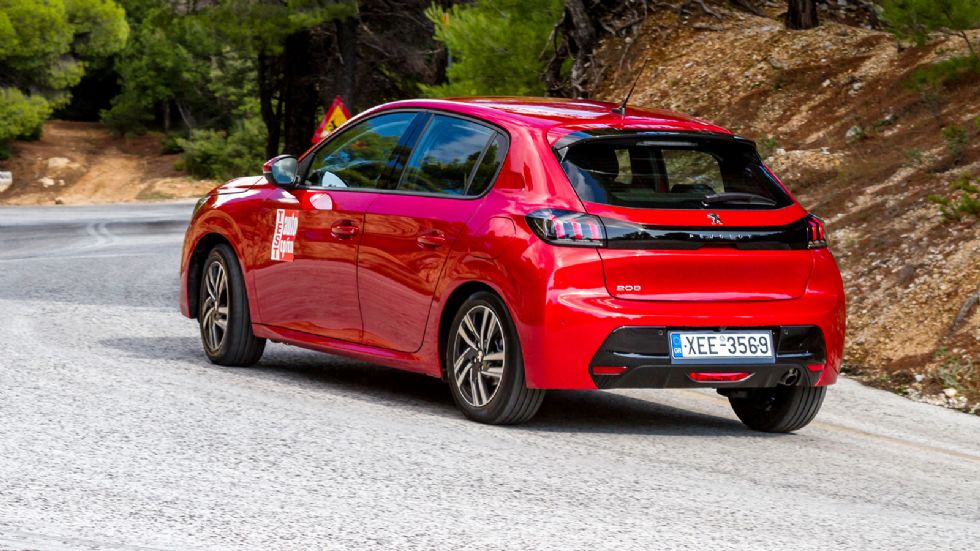 Το Peugeot 208 διακρίνεται για το αέρινο πάτημά του και την καλή του οδηγική αίσθηση, ενώ όπως και το Clio εντυπωσιάζει με την άνεση στον ανοιχτό δρόμο αλλά και τον fun to drive χαρακτήρα του σε δρόμο