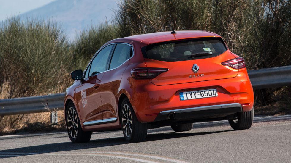 Το Renault Clio θυμίζει αυτοκίνητο μεγαλύτερης κατηγορίας στο δρόμο, με στιβαρό πάτημα, και κορυφαία ποιότητα κύλισης. Δεν έχει τόσο σφιχτή αίσθηση, είναι όμως ιδιαίτερα ευχάριστο και αποτελεσματικό σ