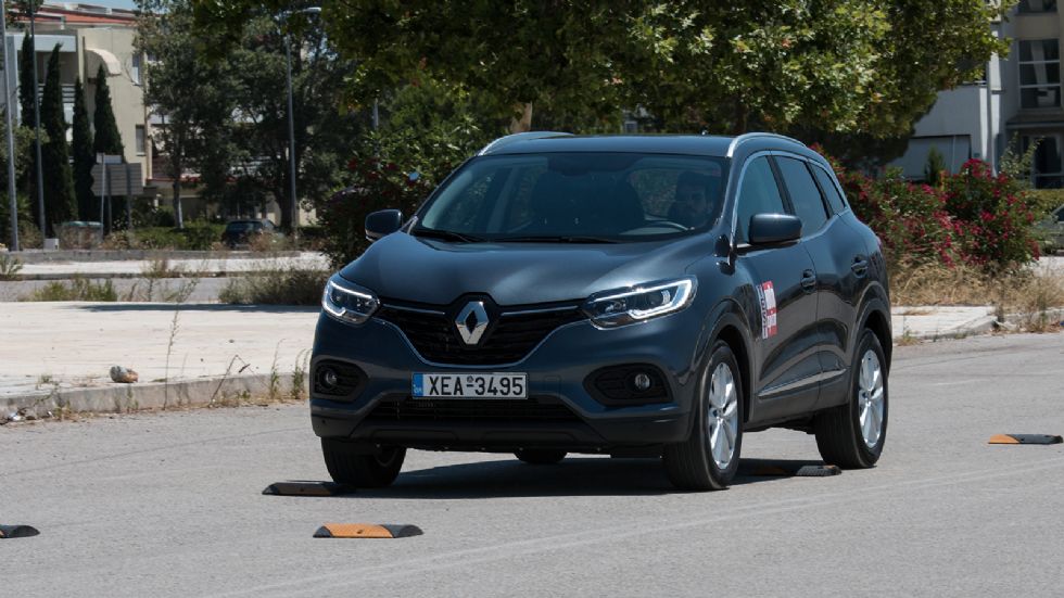 Η σχετικά μαλακή του ανάρτηση του Renault Kadjar διαχειρίζεται καλά το βάρος του αμαξώματος όταν περνάει πάνω από τα σαμαράκια, χωρίς να κοπανάει ή να φέρνει αναταράξεις στην καμπίνα.