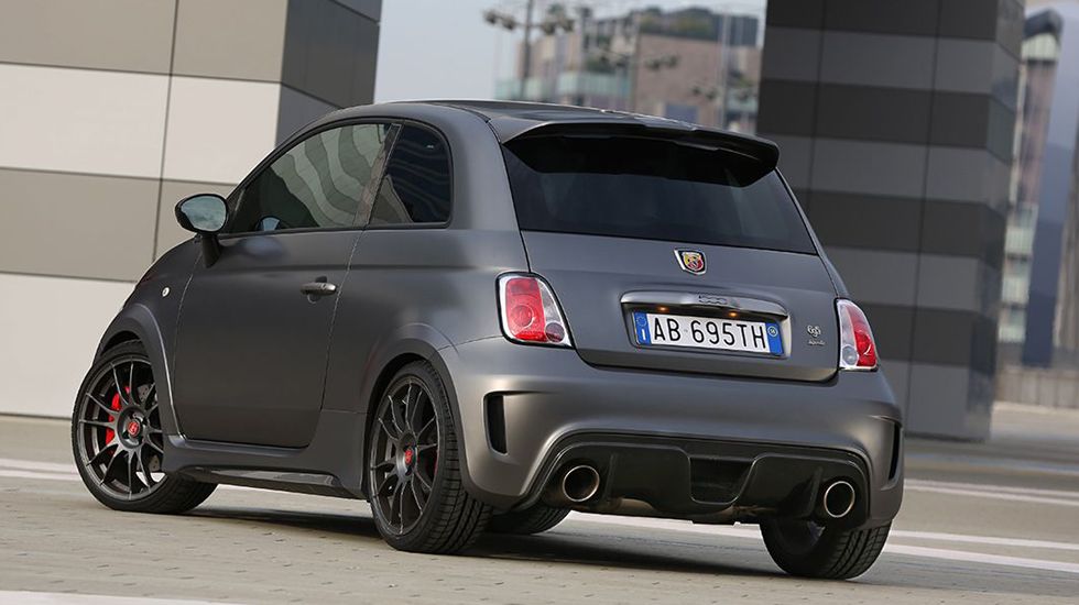 Το Abarth 695 biposto ζυγίζει 997 κιλά και εφοδιάζεται από τον υπερτροφοδοτούμενο κινητήρα 1,4 λτ.που για την περίσταση αποδίδει 190 ίππους στις 5.500 σ.α.λ.	