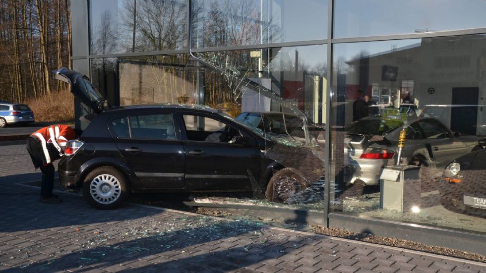 Απ την σύγκρουση δεν προκλήθηκαν τραυματισμοί, αλλά μόνο υλικές ζημιές, σε αυτοκίνητα και το εσωτερικό της αντιπροσωπείας.