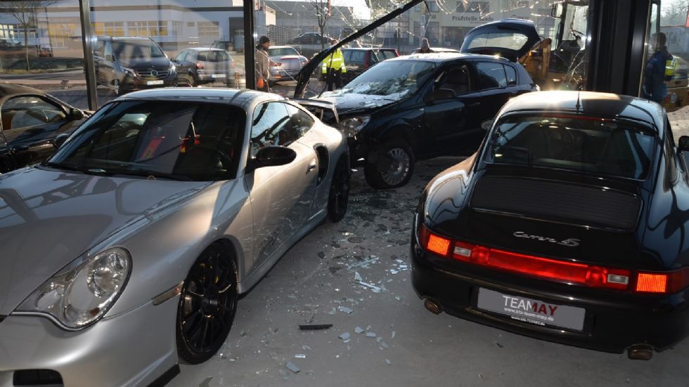 Μια διαφορετική άποψη για την βιτρίνα της αντιπροσωπίας της Porsche, στο Stade της Γερμανίας, είχε ο οδηγός του Opel Astra και την εξέφρασε με τον πιο... ευθύ τρόπο.