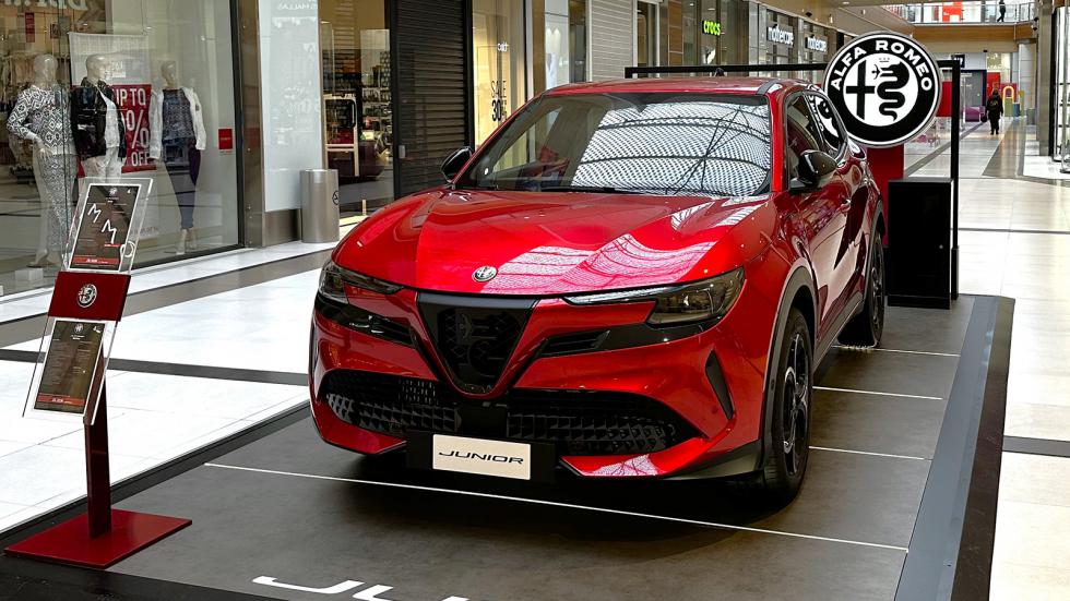 Η ολοκαίνουργια Alfa Romeo Junior έγινε έκθεμα στο Mall