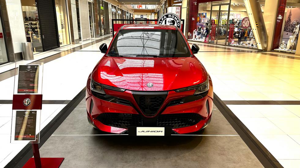 Η ολοκαίνουργια Alfa Romeo Junior έγινε έκθεμα στο Mall