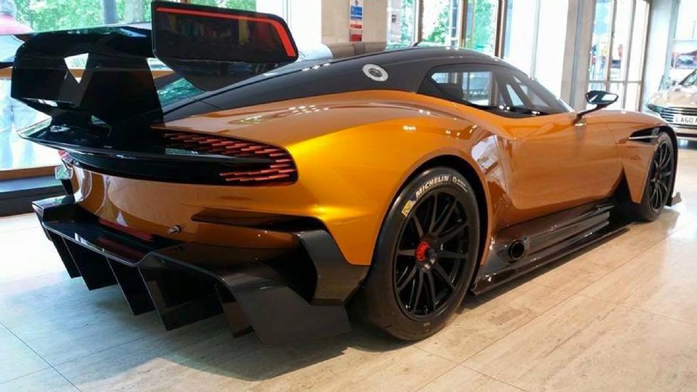 Οράνιε Aston Martin Vulcan