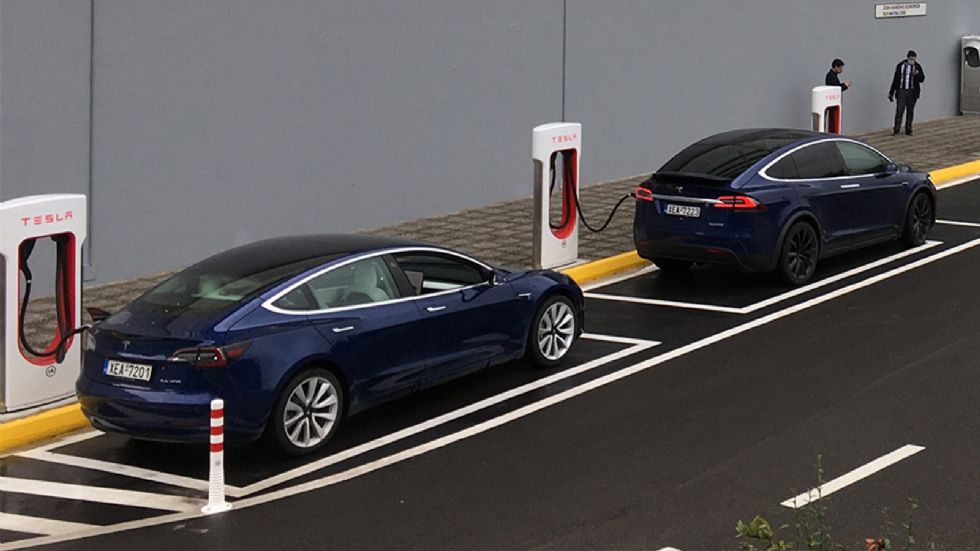 Tesla: Δωρεάν φόρτιση για όλους μόνο για σήμερα