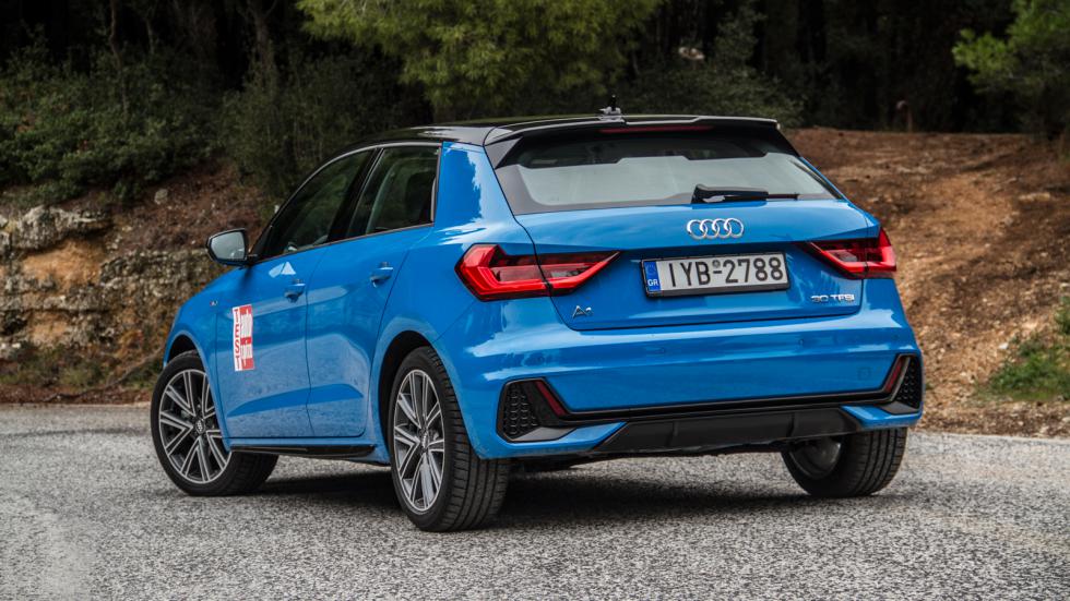 Αρκετά μυώδες το πίσω μέρος του Audi A1 Sportback, στου οποίου τα φωτιστικά σώματα υπάρχει ένα αντίστοιχο με τα μπροστινά φώτα γραφικό σε στυλ βέλους.