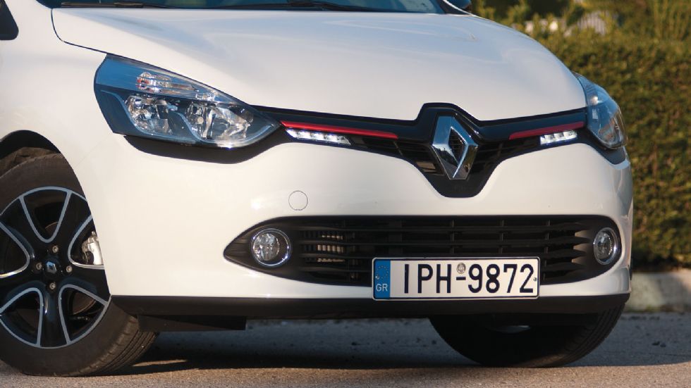 Το Clio διακρίνεται για το καθαρό αλλά στυλάτο εμπρόσθιο τμήμα του, με τα κόκκινα ένθετα και το μεγάλο σήμα της Renault.
