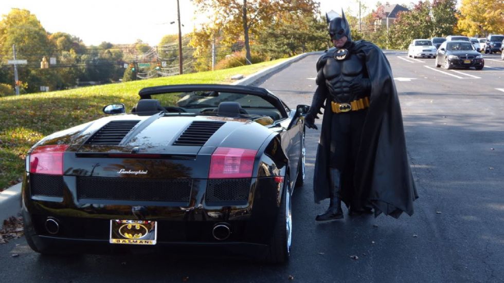 Ο Lenny B. Robinson φορούσε τη στολή του Batman, οδηγούσε μια Lamborghini Gallardo και μοίραζε παιχνίδια και αυτόγραφα του!