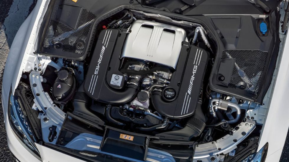 Κάτω από το καπό της βρίσκεται ο ίδιος twin-turbo V8 κινητήρας των 4,0 λίτρων, που παράγει 476 ίππους και 650 Nm στην απλή έκδοση και 510 άλογα και 700 Nm στην έκδοση S.