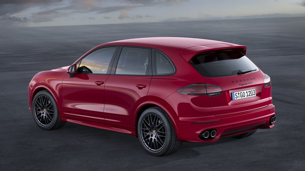 Η Cayenne GTS φέρει το επαναρυθμισμένο σύστημα ανάρτησης PASM, με το ύψος του αμαξώματος να έχει μειωθεί κατά 24 χλστ. ή κατά 20 χλστ., όταν έχει επιλεγεί η έξτρα αερανάρτηση.