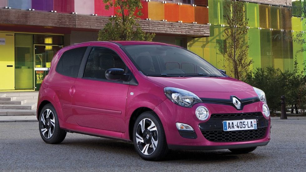 Το εικονιζόμενο 2ης γενιάς Renault Twingo, θα αποτελέσει τη βάση για το χτίσιμο του νέου μίνι της Dacia, δανείζοντας πλατφόρμα, κινητήρες, αλλά και μέρος του αμαξώματός του.