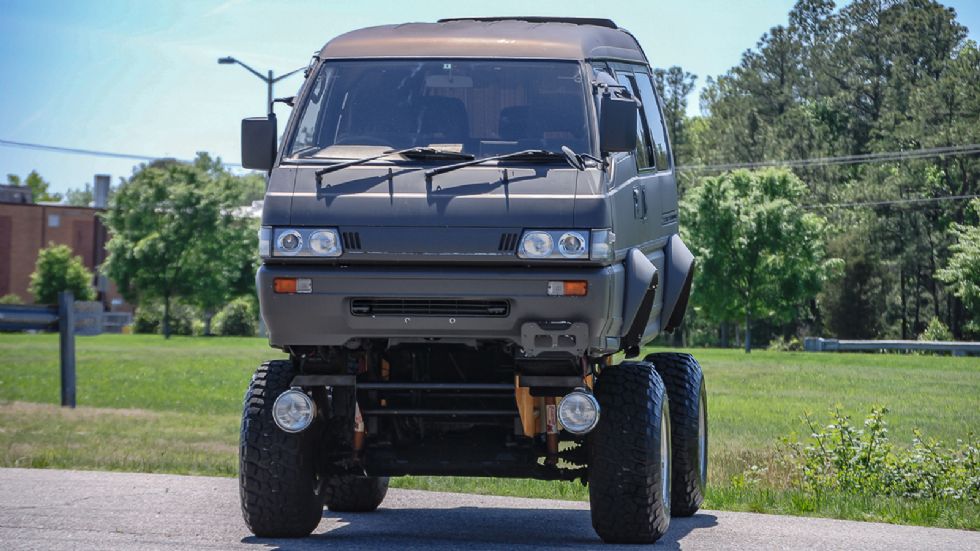 To Mitsubishi Delica του 1991 που βρίσκεται προς πώληση από την Japanese Classics στις ΗΠΑ, έχει ψηλώσει τόσο που ουσιαστικά έχει γίνει ένα monster truck. 