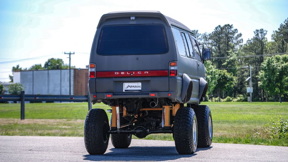 Κίνηση το ιαπωνικό monster truck παίρνει από ένα turbodiesel σύνολο 2,5 λίτρων, το οποίο μέσω αυτόματου κιβωτίου στέλνει τη ροπή και στους δύο άξονες. 