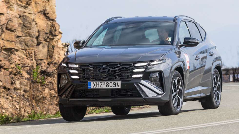 Το Hyundai Tucson απέκτησε ακόμα πιο μοντέρνο και κομψό look. Tα μεγαλύτερα φώτα ημέρας τόνισαν το σχετικό εφέ στη μάσκα «angel wing», ενώ νέας σχεδίασης είναι και οι 19άρες ζάντες της έκδοσης N-Line.