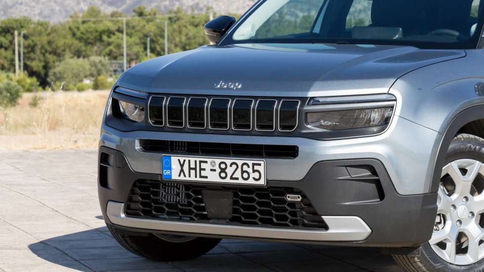 Το Jeep Avenger e-Hybrid διατηρεί στο ακέραιο το κομψό design και τις σκληροτράχηλές καταβολές του.