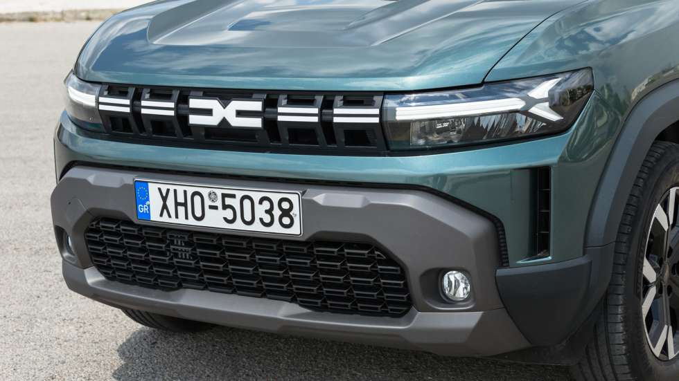 Το νέο Dacia Duster έχει διατηρήσει τις βασικές του διαστάσεις, αλλά ξεχωρίζει αμέσως μιας και διαθέτει σαφώς πιο μυώδη σχεδίαση.