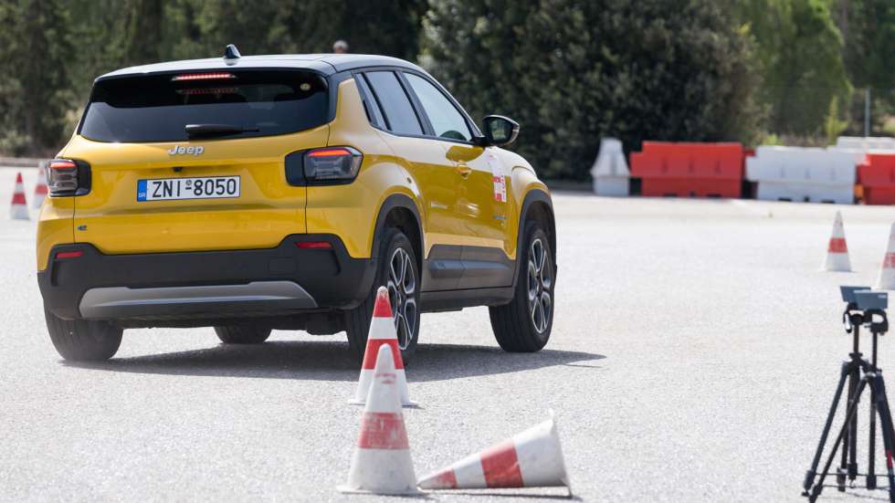 Elk test στο ηλεκτρικό Jeep Avenger: Tα πήγε καλύτερα και από συμβατικό