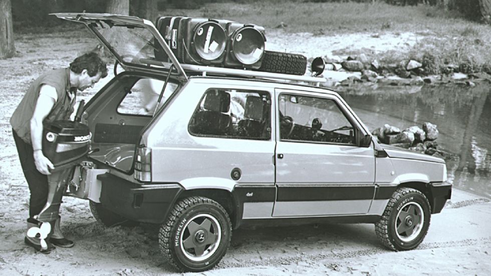 Panda 4x4 Amphibious (1986). Το Panda 4x4 μέχρι και σήμερα θεωρείται ως ένα από τα πλέον ικανά οχήματα για εκτός δρόμου διαδρομές. Το 1986 η Fiat πήγε ένα βήμα παραπέρα δημιουργώντας μιας αμφίβια έκδο