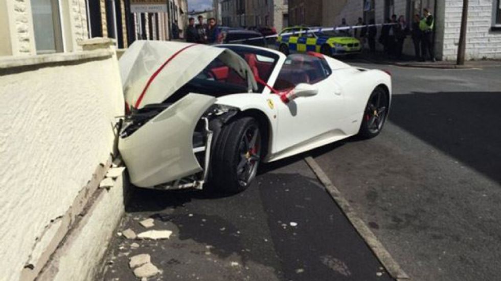 Έτσι κατάντησε μία νοικιάρικη Ferrari 458 Spider η οποία πήγαινε στην εκκλησιά για γάμο και τελικά κατέληξε σε τοίχο σπιτιού.