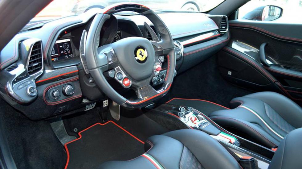 Το οδόμετρο της 1:1 Ferrari 458 Italia έχει γράψει μόλις 100 χλμ. και η τιμή της αγγίζει τις 260.000 ευρώ.