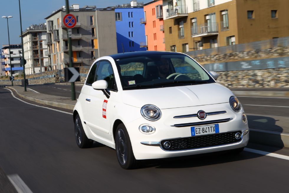 Στο ανανεωμένο Fiat 500 οι διαθέσιμοι βενζινοκινητήρες ρίχνουν ελαφρώς την κατανάλωσή τους. Μεγάλος σταρ της γκάμας παραμένει ο 2κύλινδρος turbo TwinAir.