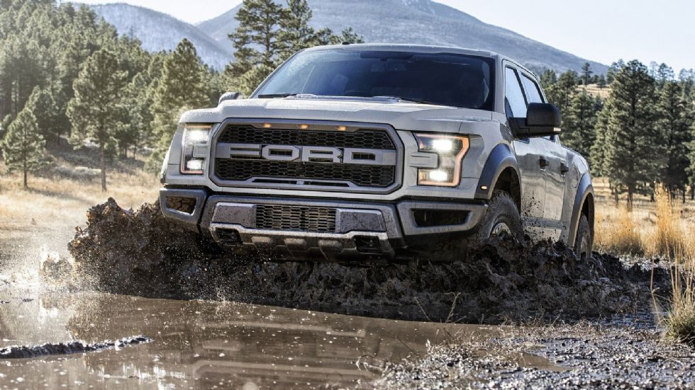 Το νέο Ford F-150 Raptor εξοπλίζεται με τον 6κύλινδρο twin-turbο 3.5 EcoBoost κινητήρα, ο οποίος αποδίδει 450 ίππους ισχύος και 691 Nm ροπής.