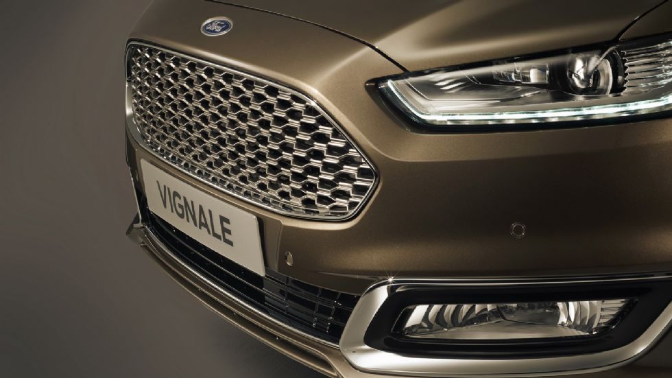 Αισθητικά, το Ford Vignale Mondeo ξεχωρίζει μέσω της εξαγωνικής μάσκας σε σκούρα ματ απόχρωση με περίβλημα από βουρτσισμένο αλουμίνιο.