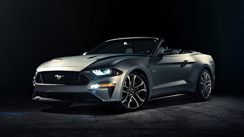 Η νέα εκδοχή της Mustang Convertible υιοθετεί τις σχεδιαστικές αλλαγές που είδαμε στο coupe μοντέλο, όπως τα νέα φωτιστικά σώματα, την ευρύτερη γρίλια και τους καινούργιους προφυλακτήρες.