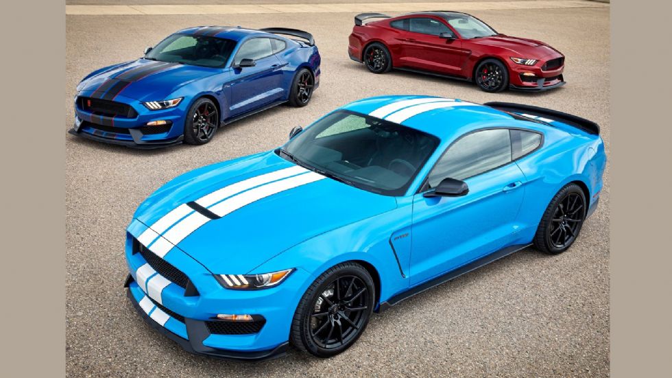 Η νέα εκδοχή της Shelby GT350 Mustang διατίθεται σε τρία καινούργια χρώματα, τα Ruby Red Metallic, Lightning Blue και Grabber Blue.