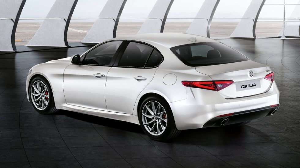 Παρόλες τις δυναμικές της επιδόσεις, η Alfa Romeo Giulia GME T4 των 200 ίππων «υπόσχεται» μέση κατανάλωση 5,9 λτ./100 χλμ., ενώ είναι και η μόνη που συνδυάζεται με σύστημα τετρακίνησης.