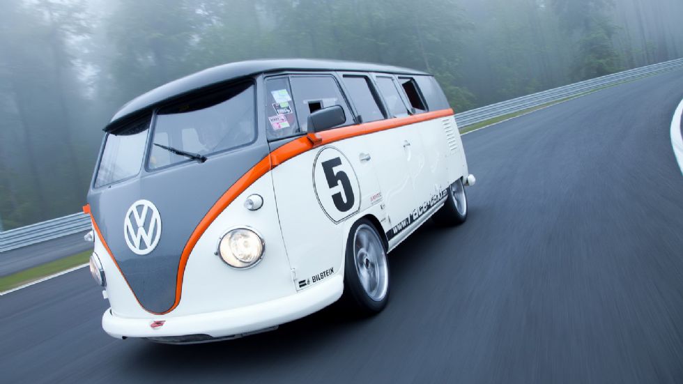 Στο VW T1 Race Taxi τοποθετήθηκε ένα 6κύλινδρο αερόψυκτο μοτέρ από μια Porsche 993, μπήκαν δύο τουρμπίνες και η απόδοσή του έφτασε στα 520 άλογα και τα 757 Nm.