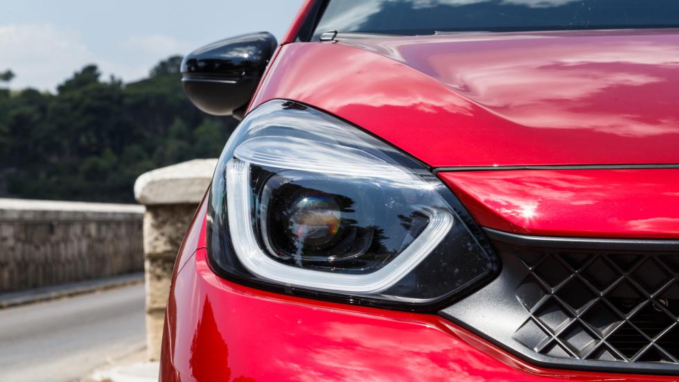 Φρεσκαρισμένη εμφάνιση για το Honda Jazz και νέα έκδοση Sport, όπως αυτή που δοκιμάσαμε. Ξεχωρίζει από τα ακόμα πιο σπορτίφ στοιχεία, τις στάνταρ 16άρες ζάντες και τη χρωμιωμένη εξάτμιση.