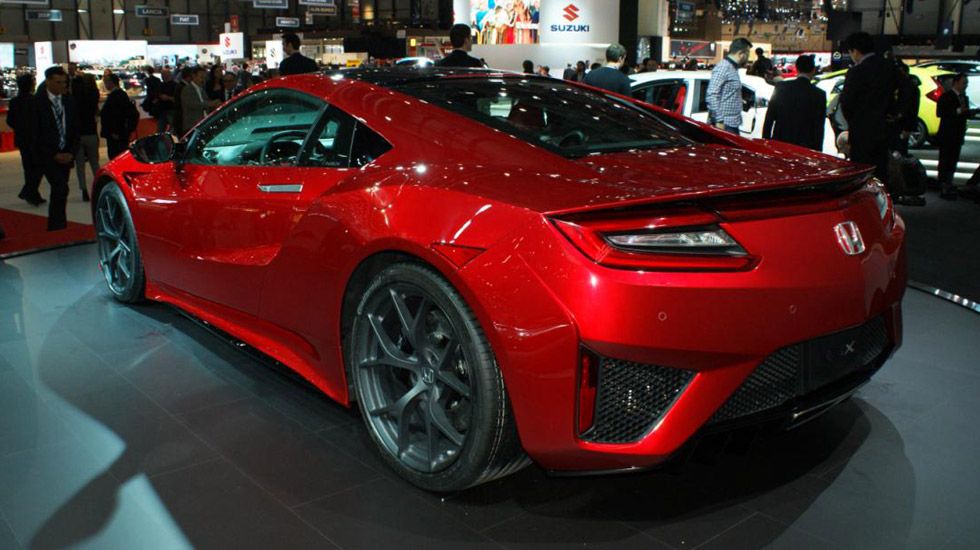 Το νέο NSX έχει τοποθετημένο έναν twin-turbo V6, στη μέση του αμαξώματος, ενώ εφοδιάζεται και με τρία ηλεκτρικά μοτέρ τα οποία μεταφέρουν την κίνηση σε όλους τους τροχούς.