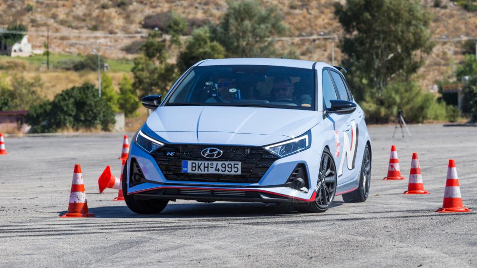 Σαρωτικό στο elk test το hot-hatch των Κορεατών (79 χλµ./ώρα), έβγαλε σε πέρας τη δοκιµασία µε ελάχιστη εµπλοκή του ESP, σχεδόν µηδενική κλίση και χωρίς καν υποψία µεταφο