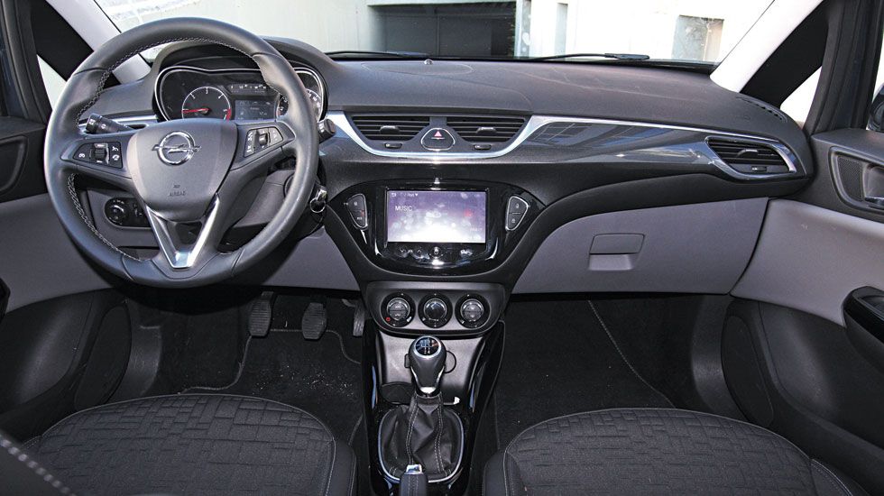 Αισθητά ποιοτικό και στιβαρό το νέο ταμπλό του Opel Corsa, που διαθέτει εντυπωσιακή οθόνη αφής.