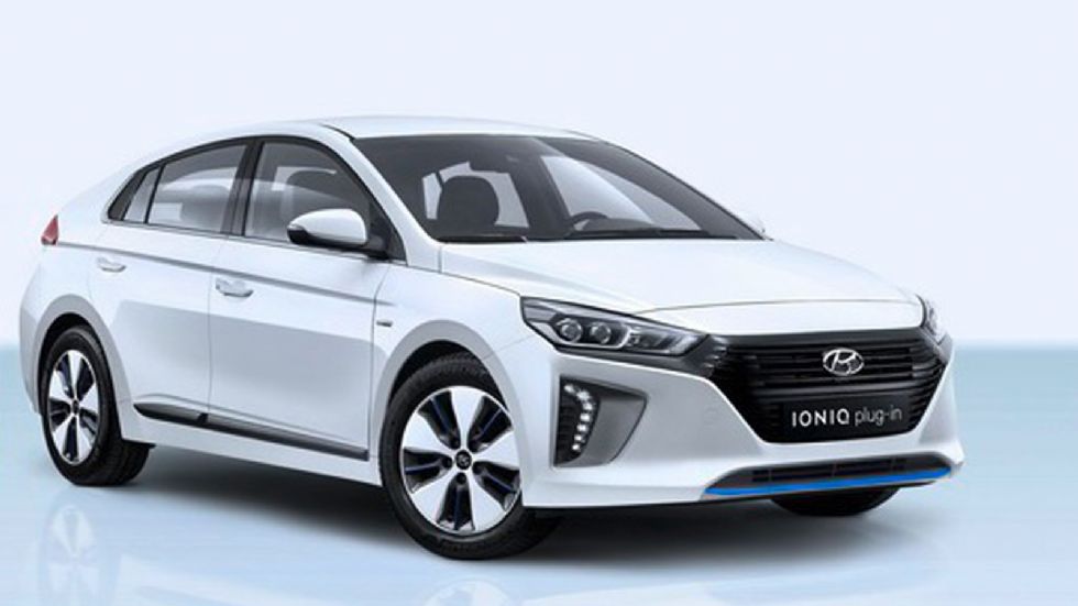 Το IONIQ plug-in, κάνει 50 χλμ. ως ηλεκτροκίνητο. Ο 1.6 GDI συμβατικός κινητήρας συνεργάζεται με ένα ισχυρότερο ηλεκτρικό μοτέρ 61 ίππων, με την Hyundai να «υπόσχεται» εκπομπές CO2 μόλις 32 γρ./χλμ.