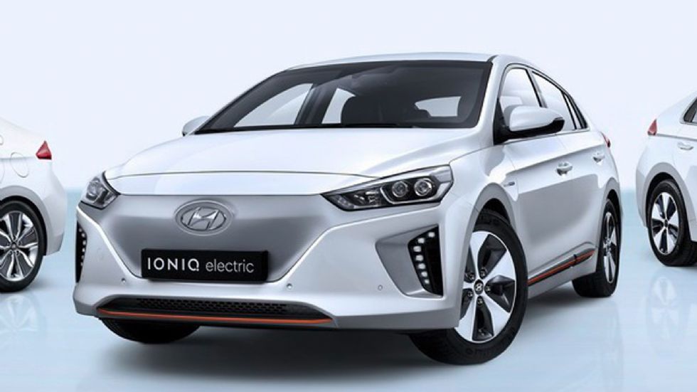 Το IONIQ electric κινείται από ένα ηλεκτρικό μοτέρ 120 ίππων και 295 Nm ροπής, το οποίο τροφοδοτείται από μπαταρίες ιόντων λιθίου 28 kWh. Έχει τελική ταχύτητα 165 χλμ./ώρα, ενώ προσφέρει αυτονομία 250