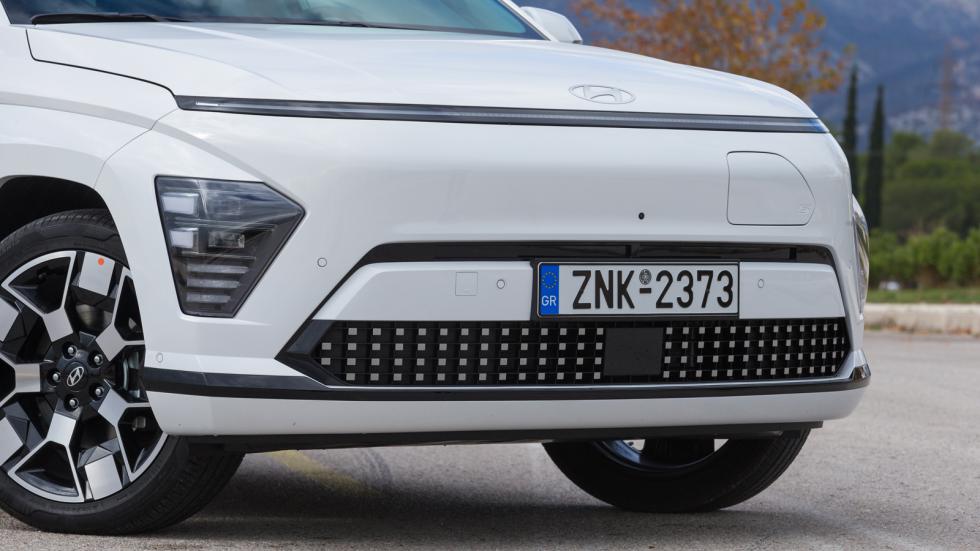 Το Hyundai Kona απέκτησε και φουτουριστικό design, το οποίο υποστηρίζει εξαιρετικά η λεπτή LED μπάρα που υπάρχει εμπρός και πίσω καθώς και η κλειστή μάσκα που θα συναντήσουμε μόνο στην ηλεκτρική έκδοσ