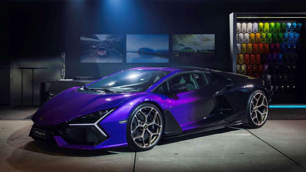 Η ναυαρχίδα της Lamborghini, revuelto σε ένα ιδιαίτερο μωβ χρώμα