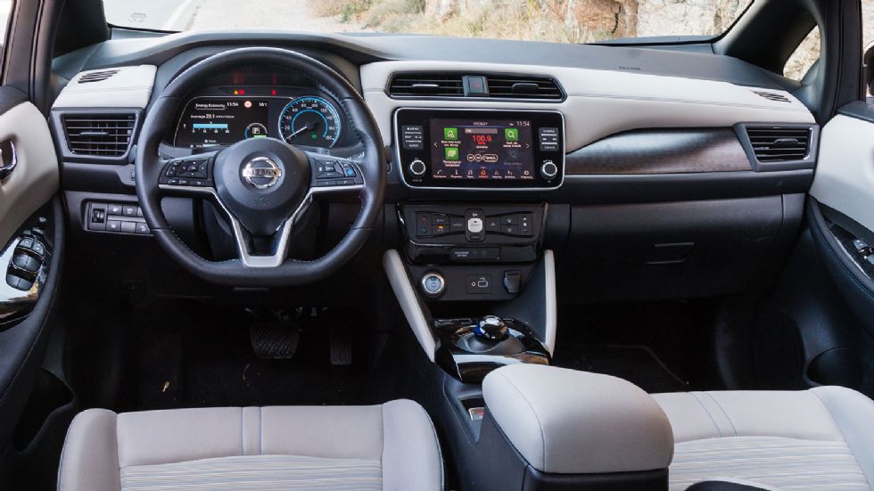 Σύγχρονη είναι η εικόνα στην καμπίνα του 
Nissan LEAF, με γεροδεμένα μεταξύ τους μέρη και μια φάσα μαλακού υλικού.